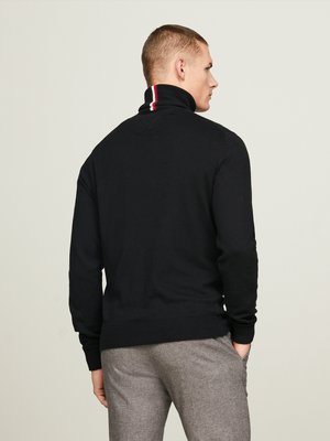 Rollkragenpullover mit Kaschmiranteil und Logo-Stickerei