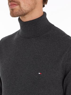 Rollkragenpullover mit Kaschmiranteil und kleiner Logo-Stickerei