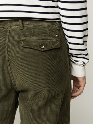 Cordhose mit Bundfalte und Stretchanteil, Relaxed Tapered Fit