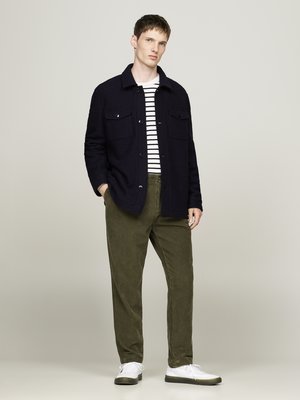 Cordhose mit Bundfalte und Stretchanteil, Relaxed Tapered Fit