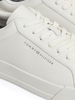 Low Top Sneaker aus Glattleder mit Logo-Gravur