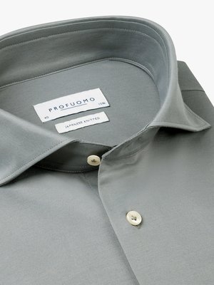 Hellgraues Hemd mit Knöpfen, Kragen und Etiketten. Auf den Etiketten steht "PROFUOMO" und "JAPANESE KNITTED". Das Hemd ist teilweise aufgeknöpft. Der Stoff ist leicht strukturiert.