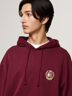 Hoodie mit goldener Wappen-Stickerei