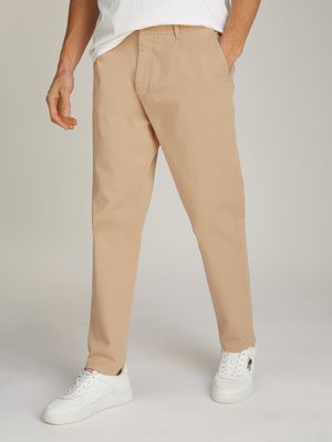 Sportive Chino mit Komfortbund uns Bundfalte, Tapered Fit