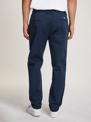 Chino mit Bundfalte und Stretchanteil, Tapered Fit