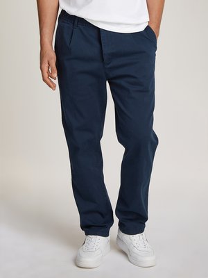 Chino mit Bundfalte und Stretchanteil, Tapered Fit