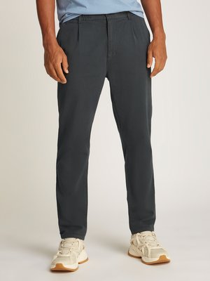 Chino mit Bundfalte und Stretchanteil, Tapered Fit