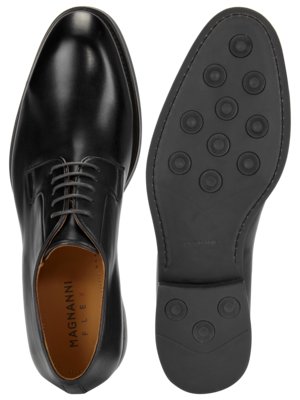 Ein schwarzer Lederschuh mit Schnürsenkeln und ein Blick auf die Unterseite des Schuhs. Die Sohle ist ebenfalls schwarz und hat runde Noppen. Der Innenraum des Schuhs ist hellbraun und mit "MAGNANNI FLEX" beschriftet.
