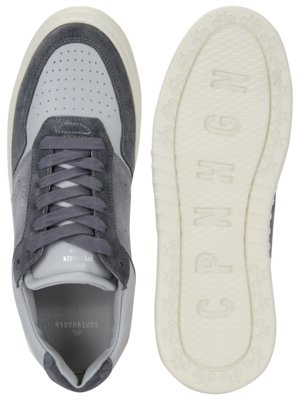 Teilperforierter Sneaker mit Plateausohle und Veloursleder-Overlays