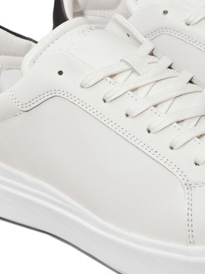 Low Top Sneaker mit farbigem Kontrast-Detail