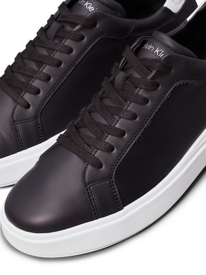 Low Top Sneaker mit farbigem Kontrast-Detail