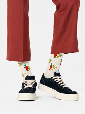 Socken-mit-Chili-Motiven