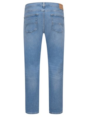 Helle, blaue Jeanshose von hinten. Die Jeans hat zwei Gesäßtaschen, eine Münztasche und Gürtelschlaufen. Ein braunes Lederetikett befindet sich am Hosenbund. Die Jeans ist aus Denim.