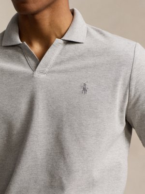 Piqué-Poloshirt mit V-Ausschnitt in Stretch-Qualität