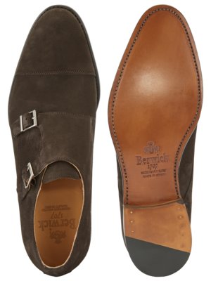 Zwei braune Wildlederschuhe, Ansicht von oben. Der linke Schuh hat zwei Schnallen. Der rechte Schuh zeigt die helle Ledersohle mit eingestanztem Logo. Die Marke ist "Berwick 1707".