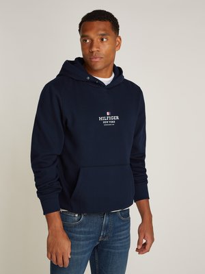 Hoodie mit Label-Print und Druckknöpfen am Kragen