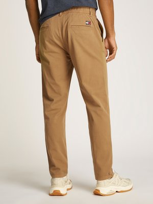 Sportive Chino mit Komfortbund und Bundfalte, Tapered Fit