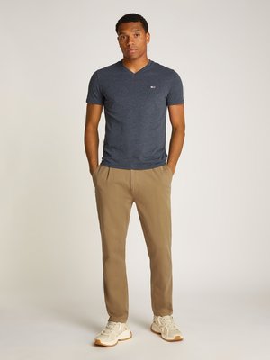 Sportive Chino mit Komfortbund und Bundfalte, Tapered Fit