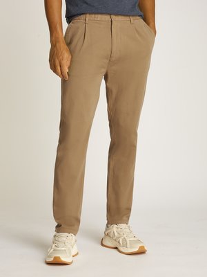 Sportive Chino mit Komfortbund und Bundfalte, Tapered Fit