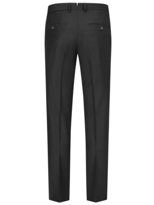 Schwarze, eng geschnittene Hose aus der Rückansicht, die auf weißem Hintergrund steht. Die Hose hat zwei Gesäßtaschen mit Knöpfen, sowie Gürtelschlaufen und einen Reißverschluss am Bund.