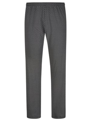 Eine Hose in voller Länge, mit einem kleinen, wiederholenden Muster. Die Hose ist überwiegend grau mit einem dunkleren Muster. Der Bund ist elastisch. Der Stoff ist relativ dünn. Das Bein ist gerade geschnitten.
