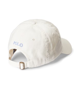 Ein weißes Baseballcap, die Rückseite ist zu sehen. Auf der Rückseite steht in hellblauer Schrift "POLO". Am Verschluss befindet sich ein goldfarbener Metallring. Das Cap hat einen Schirm.