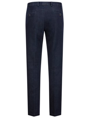Dunkelblaue Hose im Rückansicht. Sie hat zwei Gesäßtaschen, eine einzelne Knopfleiste und einen Gürtel. Die Hose hat Falten in der Mitte des Beins. Der Stoff scheint leicht strukturiert zu sein.