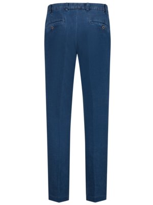 Rückansicht einer dunkelblauen Hose mit Bundfalten. Auf der rechten und linken Seite befinden sich Eingrifftaschen. Am Bund sind Knöpfe und Gürtelschlaufen zu sehen. Die Hose hat gerade Hosenbeine.