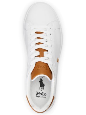 Weißer Ledersneaker aus der Draufsicht. Schnürsenkel in Weiß. Zunge und Futter aus braunem Leder. Auf der Schuhzunge steht „Polo“. Innensohle mit dem Logo eines Polospielers, darunter „Polo Ralph Lauren“. Kleines goldenes Polospieler-Logo seitlich am Schuh.