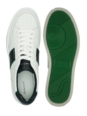 Zwei weiße Sneaker, einer von oben, einer von unten. Der obere hat eine Schnürung und einen schwarzen Streifen mit "GANT". Die Sohle des anderen Sneakers ist grün mit "GANT" und Größe 37. Beide haben weiße Ränder.