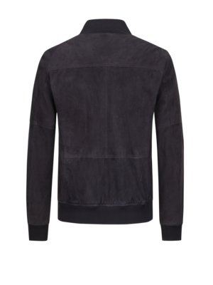 Dunkelblaue Wildlederjacke mit schwarzem Kragen, Manschetten und Saum. Die Jacke hat einen Reißverschluss, lange Ärmel und ist von hinten abgebildet. Sie hat Ziernähte auf der Rückseite.