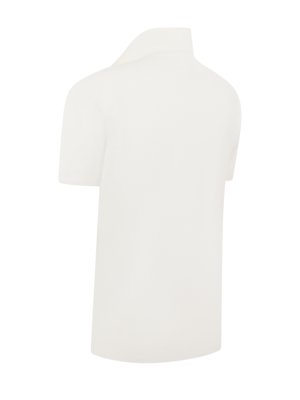 Ansicht von hinten eines weißen Polo-Shirts. Das Shirt hat einen Kragen, kurze Ärmel und ist aus einem glatten Stoff gefertigt. Das Shirt ist gut ausgeleuchtet und steht isoliert vor einem weißen Hintergrund.