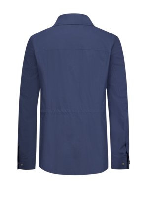 Rückansicht einer marineblauen Herrenjacke mit Kragen. Die Jacke hat lange Ärmel mit Knöpfen an den Manschetten. Ein Kordelzug befindet sich in der Taille und sie hat eine eckige Passe.
