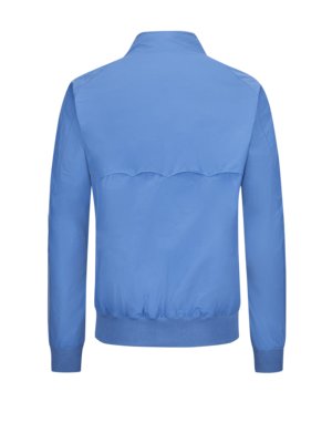 Rückansicht einer hellblauen Jacke. Die Jacke hat einen Stehkragen, lange Ärmel und einen gerippten Saum sowie Bündchen. Oberhalb des gerippten Saums befindet sich ein Zierstreifen.
