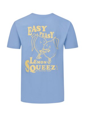 Hellblaues T-Shirt mit gelbem Aufdruck "Easy Peasy Lemon Squeez". Der Aufdruck zeigt zwei Zitronen, die sich umarmen, und den Schriftzug darunter. Der Schriftzug "On Vacation Club" ist ebenfalls vorhanden.
