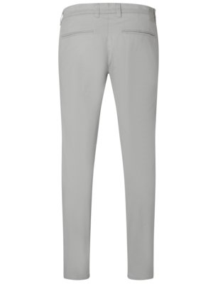 Ansicht der Rückseite einer hellgrauen Hose. Die Hose hat Taschen, eine Gesäßtasche und Gürtelschlaufen. Die Hose ist eng geschnitten und hat lange Beine, die am Knöchel leicht schmaler werden.