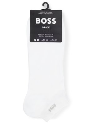 Ein Bild zeigt ein Paar weiße BOSS Sneakersocken in einer Packung. Ein schwarzes Etikett ist mit dem Markennamen, Größenangaben und der Produktbezeichnung beschriftet. Die Socken sind am oberen Rand mit einem Aufhänger versehen.
