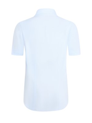Hellblaues Poloshirt mit kurzen Ärmeln, Blick von hinten, vor weißem Hintergrund. Das Hemd hat einen Kragen und ist aus glattem Stoff. Die Form ist leicht tailliert.