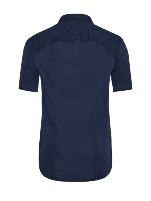 Rückansicht eines marineblauen Kurzarmhemdes mit Kragen. Die Schulterpartie und die Ärmel sind aus dunklerem Stoff. Eine vertikale Naht verläuft mittig. Der Hemdsaum ist abgerundet.