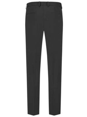 Rückansicht einer schwarzen Hose. Die Hose ist aus einem glatten Stoff gefertigt und hat einen schmalen Schnitt. Die Hose hat zwei Gesäßtaschen und ist mit Gürtelschlaufen versehen. Die Hose ist auf weißem Hintergrund abgebildet.