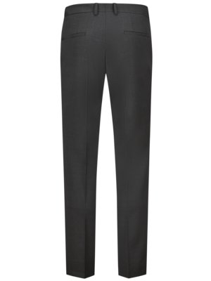 Dunkelgraue Hose von hinten fotografiert. Zu sehen sind zwei Gesäßtaschen, Gürtelschlaufen, ein Hosenbund sowie die beiden Hosenbeine, die nach unten verlaufen. Der Stoff ist fein gewebt.