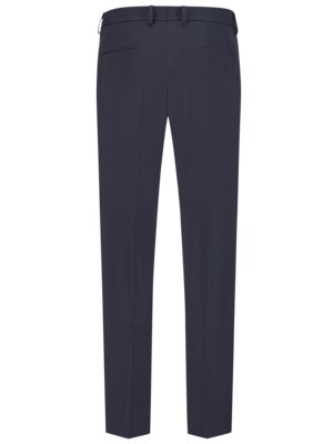 Dunkelblaue Stoffhose von hinten. Die Hose hat einen Bund mit Schlaufen und einen Reißverschluss. Zwei Gesäßtaschen sind zu sehen, sowie eine Bügelfalte an den Hosenbeinen. Der Hintergrund ist weiß.