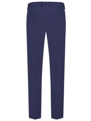 Rückansicht einer dunkelblauen Stoffhose. Die Hose hat einen Hosenbund mit Schlaufen und Knöpfen sowie Gesäßtaschen. Die Hosenbeine sind gerade geschnitten und fallen schmal nach unten. Der Hintergrund ist weiß.
