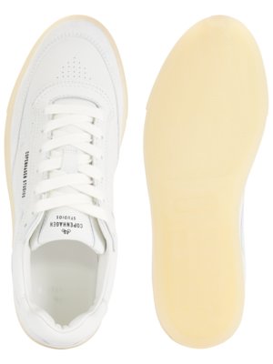 Ein weißer Sneaker in Draufsicht mit Schnürsenkeln und der Schriftzug "Copenhagen Studios". Rechts daneben ist die gelbliche Sohle abgebildet. Der Sneaker hat ein Lochmuster im Zehenbereich.