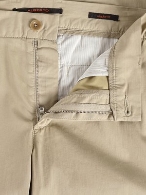Nahaufnahme einer beigefarbenen Hose mit offenem Reißverschluss und geöffnetem Knopf. Das Innenfutter der Hose ist teilweise sichtbar, ebenso wie der Knopf und der Reißverschluss. Auf einem Etikett steht "ALBERTO" und "regular fit".