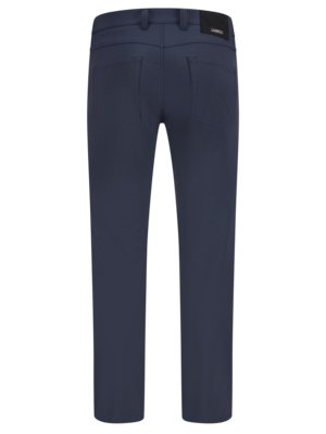 Rückansicht einer dunkelblauen Hose. Zwei Gesäßtaschen, Gürtelschlaufen und ein Lederetikett am Bund sind deutlich zu erkennen. Die Hose hat einen geraden Schnitt.
