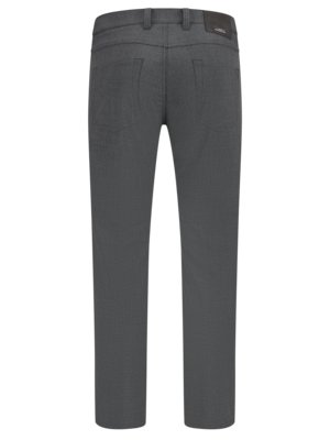 Rückansicht einer grauen Hose aus Denim-Stoff. Die Hose hat zwei aufgesetzte Gesäßtaschen, eine Gesäßnaht, eine Gürtelschlaufe und einen braunen Lederpatch mit Label. Die Hose ist eng geschnitten.