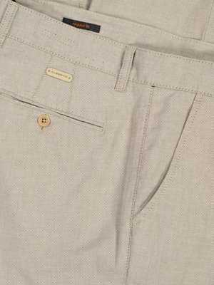 Nahaufnahme einer hellbraunen Hose. Ein Knopf, eine kleine Tasche und das Etikett "ALBERTO" sind zu sehen. Ein weiterer kleiner Abschnitt mit "regular fit" ist im Bildausschnitt erkennbar. Der Stoff ist leicht strukturiert.
