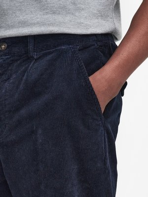 Cordhose mit Stretchanteil und Dehnbundeinsätzen, Relaxed Fit