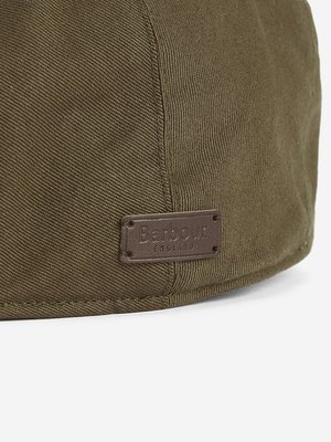 Nahaufnahme einer olivgrünen Kappe mit braunem Lederetikett. Auf dem Etikett steht "Barbour England". Die Kappe hat eine leichte Struktur und eine Naht.